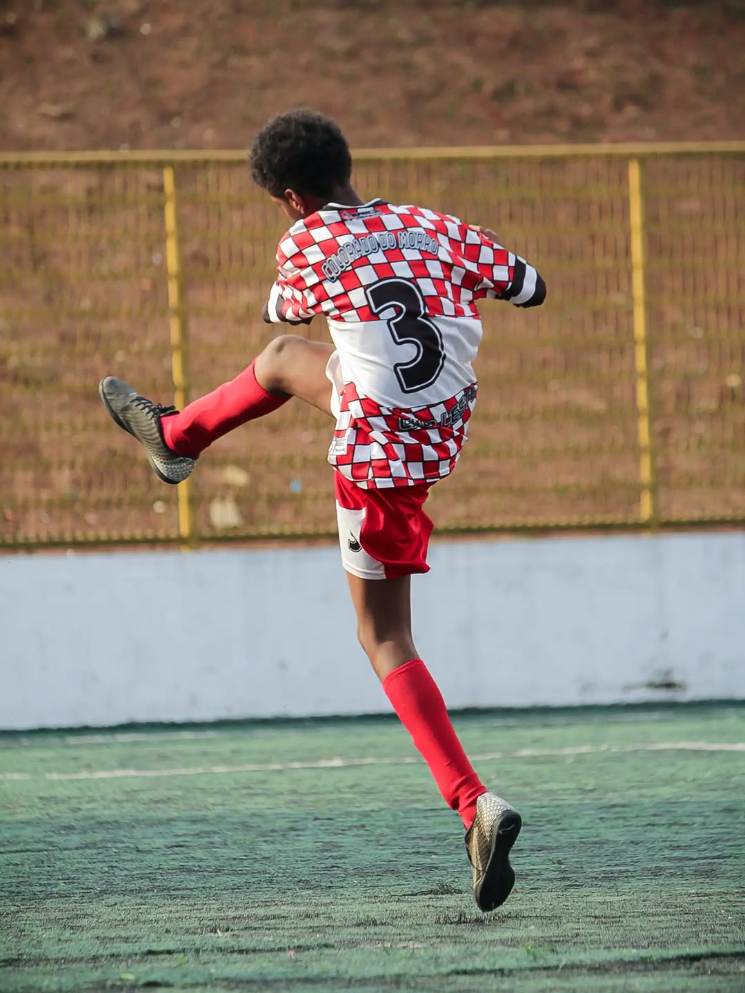 Treino da Escolinha Colorado do Morro — crianças em atividade no campo