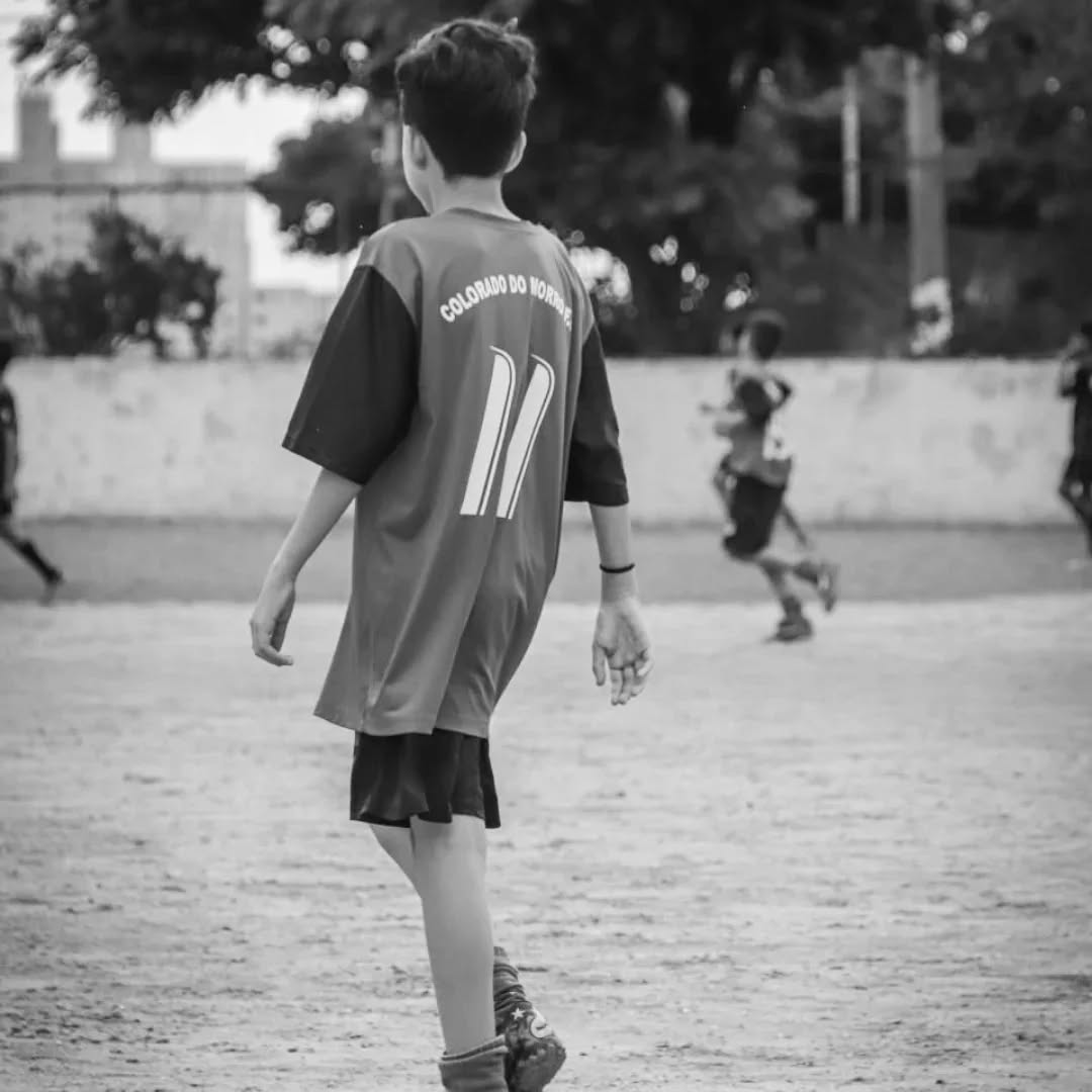 Alunos da Escolinha Colorado do Morro comemorando após o treino